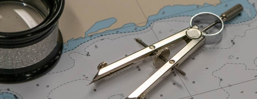 Un groupe de gens en train d'examiner une carte marine sur une table lumineuse